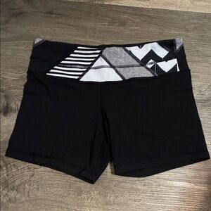 lululemon shorts reversible Size 6